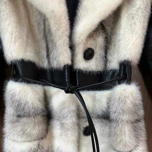Mirrows fur coat w leather details and silk lining - Picture 5 of 6